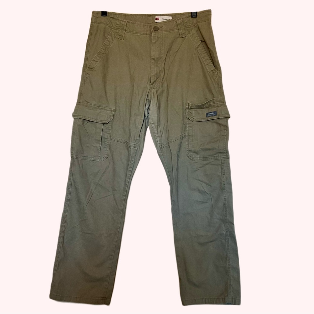 Wrangler khaki relaxed fit cargo pants 98% cotton 2% spandex